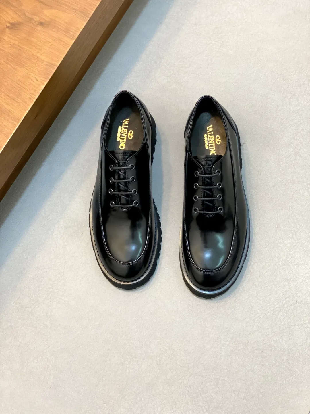 Men's shoes 💰740 VALENTINO Valentino's new men's fashionable casual leather shoes. These leather shoes are made of imported cowhide leather uppers, dyed calfskin lining and calfskin insoles. The upper foot is soft, comfortable and breathable. Comes with complete packaging in the original box! Visible details and quality. Size: 39-44 (customized at 38.45.46)